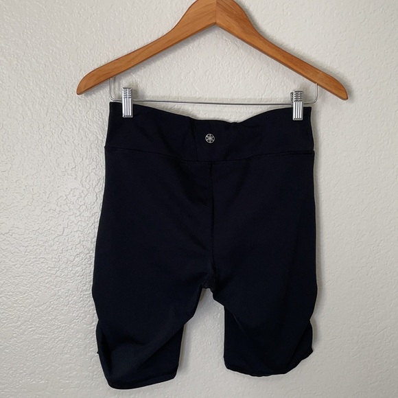 GAIAM Ruched Biker Short | Black | Medium - Picture 11 of 12